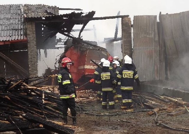 Strażacy walczą z pożarem w Ambrożowie