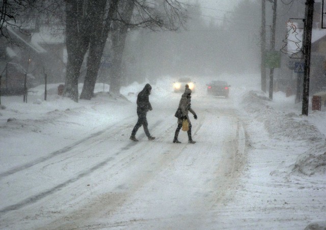 W całym regionie intensywnie pada śnieg i wieje silny wiatr. Na drogach jest ślisko. Miejscami tworzą się zaspy. Na zdjęciach dzisiejszy poranek w Rymanowie Zdroju.