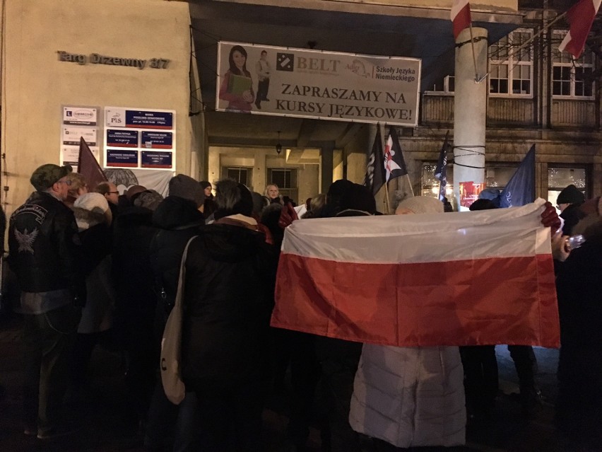 Protest "Ratujmy kobiety" pod siedzibą PiS w Gdańsku. Kobiety protestują przeciw zaostrzeniu prawa aborcyjnego [zdjęcia]