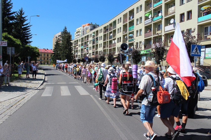 Chrzanów. Pielgrzymi w drodze na Jasną Górę. Przed nimi ostatnie 50 km  [ZDJĘCIA]