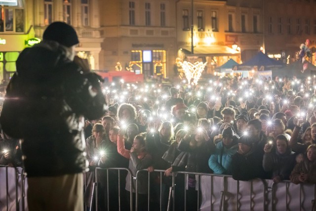 Gwiazdą wieczoru bydgoskiego 28 finału WOŚP był koncert polskiego rapera, Kaliego. Tuż przed "Światełkiem do nieba" Kali porwał bydgoszczan do zabawy. Zobacz zdjęcia publiczności i sceny z Kalim >>>