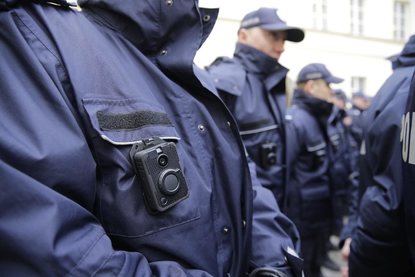 Nowe mundury policjantów z kamerami [ZDJĘCIA] Mariusz Błaszczak: To jest dla mnie symbol modernizacji służb mundurowych [WIDEO]