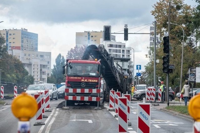 Będzie kontynuowana budowa trasy tramwajowej na Naramowice (na zdjęciu), na którą w 2021 r. miasto przeznacza 194,4 mln zł. Ponadto w projekcie budżetu na przyszły rok zarezerwowano 65,5 mln zł na węzeł Nowa Naramowicka czy 7 mln zł na węzeł Grunwaldzka.Czytaj dalej --->