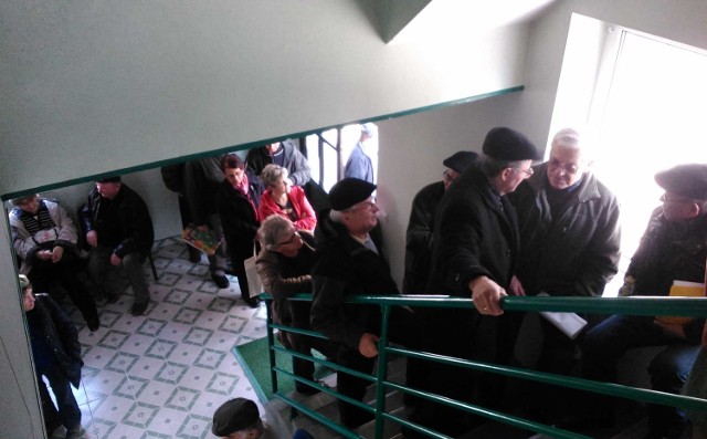 Setki ludzi stało w kolejce po poradę w siedzibie regionalnej "Solidarności&#8221; w Stalowej Woli.