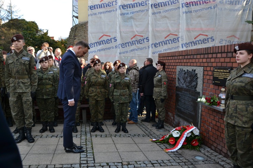 Prezydent Andrzej Duda złożył wieniec pod Pomnikiem...