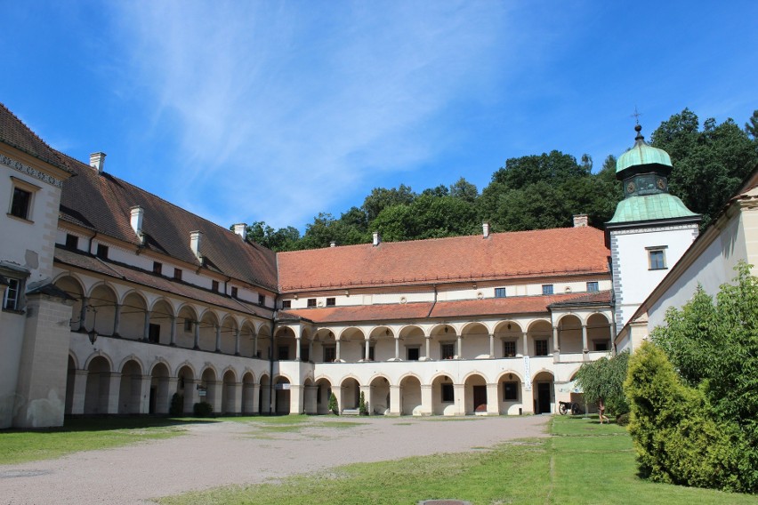 Zamek Suski - renesansowa magnacka rezydencja w Suchej...