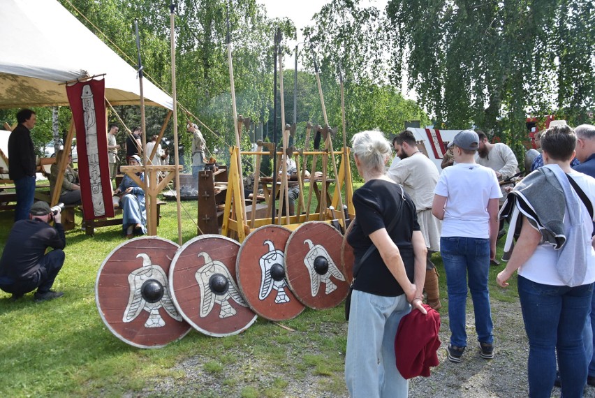 Broń i narzędzia można obejrzeć i dotknąć....