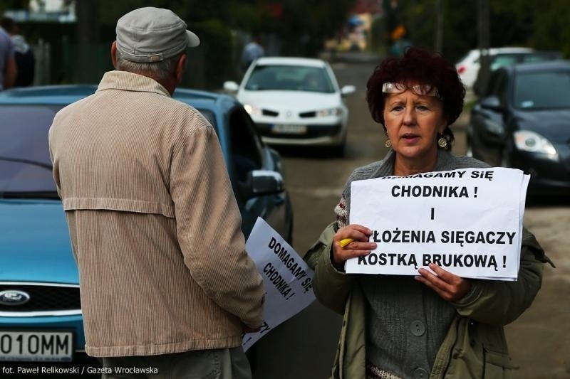 Wrocław: Mieszkańcy Zakrzowa protestowali i blokowali ulicę (ZDJĘCIA)