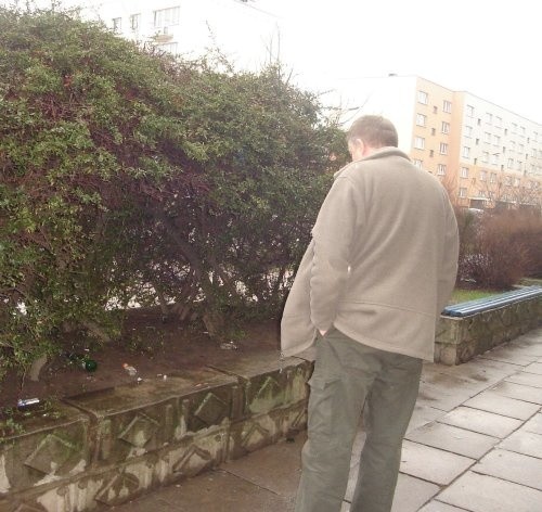 Mieszkańcy os. Chopina skarżą się, że są zastraszani przez klientów sklepu. Boją się pokazywać twarzy w obawie przed zemstą. Jeden z lokatorów pokazuje dowody na to, że przed sklepem odbywają się libacje. W krzakach jest sporo butelek po tanim alkoholu.