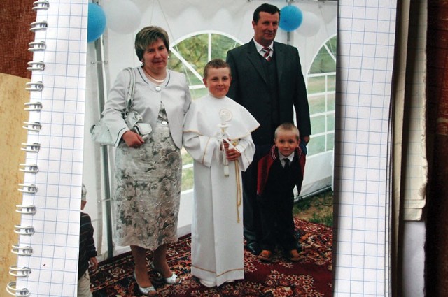Rodzina Rutkowskich w komplecie, podczas komunii Pawła, trzy dni przed śmiercią głowy rodziny