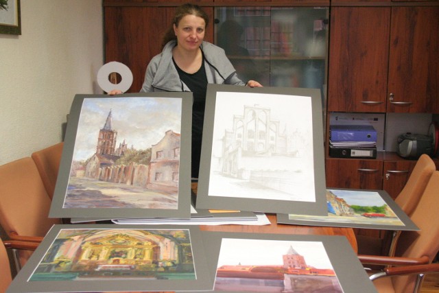 Elżbieta Pawelec prezentuje prace studentów, które można oglądać na wystawie m.in. w Łodzi.