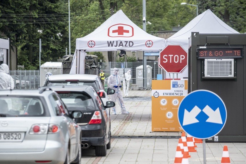 Sanepid wskazuje osoby, które powinny się przebadać i...