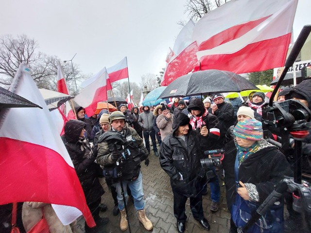 Punktualnie o godz. 14, pod wrocławską siedzibą TVP rozpoczęła się demonstracja w obronie mediów publicznych. To konsekwencja ogólnopolskiego protestu przeciw bezprawnemu przejęciu Polskiego Radia i TVP przez rząd i ministerstwo kultury.