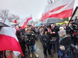Protest w obronie mediów publicznych we Wrocławiu. Ludzie skandują "ruda wrona, Orła nie pokona"