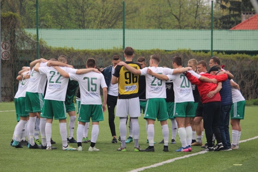 (WYNIKI NA ŻYWO) IV liga. Rezerwy Radomiaka grają ze Spartą. Derby regionu w Kozienicach. Oskar w Uninie!