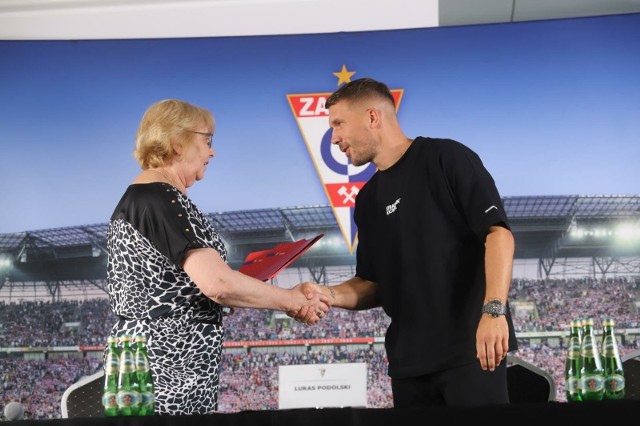 Lukas Podolski nie będzie obserwatorem przy procedurze sprzedaży Górnika Zabrze.Zobacz kolejne zdjęcia. Przesuwaj zdjęcia w prawo - naciśnij strzałkę lub przycisk NASTĘPNE