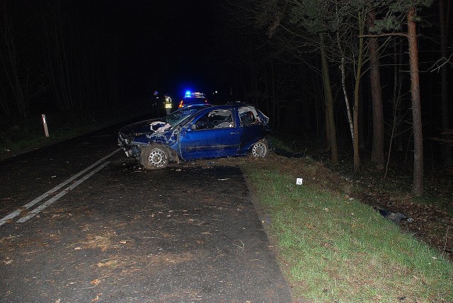 W sobotę po godz. 23 doszło do wypadku na odcinku drogi między Rekowem (gm. Bytów) a Wojskiem (gm. Lipnica). Zginął 21-letni pasażer. - Mundurowi, którzy pracowali na miejscu zdarzenia, wstępnie ustalili, że kierujący seatem 19 – latek na zakręcie w prawo najprawdopodobniej nie dostosował prędkości do warunków drogowych. Rozpędzone auto wpadło w poślizg i wjechało do rowu, gdzie uderzyło w drzewa. Niestety, w wyniku zdarzenia na miejscu zginął 21 – letni pasażer. Mężczyzna najprawdopodobniej nie miał zapiętych pasów i podczas zderzenia wypadł z samochodu – mówi Michał Gawroński, rzecznik prasowy KPP w Bytowie. Do szpitala przewieziony został kierowca oraz dwóch innych pasażerów. Ich życiu nie zagraża niebezpieczeństwo. Jak ustalili policjanci kierowca był trzeźwy, natomiast nie miał prawa jazdy.ZOBACZ TAKŻE: Wypadek na drodze krajowej nr 6