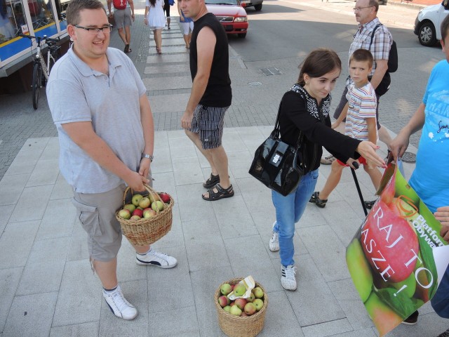 Na złość Putinowi wyszli na ulice z koszami pełnym70 kg w 45 minut. Tyle jabłek udało się rozdać podczas akcji zorganizowanej przez Stowarzyszenie "Młodzi Demokraci" i świnoujskie PO.