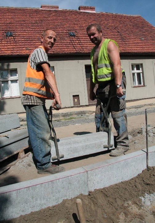 - Oprócz jezdni remontujemy też chodniki - mówią Waldemar Nowaczyk i Andrzej Jędrzejczak z firmy Pal Gaz Bud, która modernizuje ul. Mickiewicza.