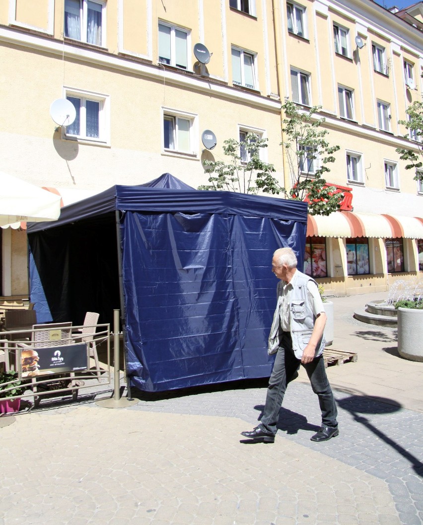 Namiot na placu Wolności został postawiony przy ogródku restauracji bez zgody miejskiego konserwatora 