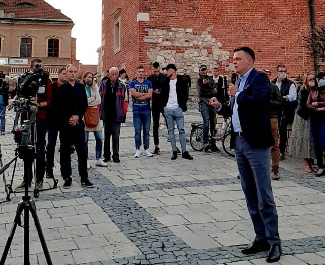 W czwartek, 10 września na Rynku Starego Miasta w Sandomierzu  Szymon Hołownia spotkał z mieszkańcami i wolontariuszami. Dziennikarz, który startował w ostatnich wyborach prezydenckich, rozmawiał o nowo zarejestrowanym stowarzyszeniu Polska 2050. Mówił o tym, co ma do zaoferowania obywatelom i obywatelkom, a także o tym, jak zaangażować się w struktury stowarzyszenia.Więcej zdjęć ze spotkania na kolejnych slajdach>>> 