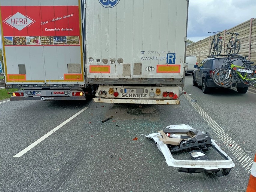 Wypadek trzech tirów na autostradzie A4 pod Wrocławiem (ZDJĘCIA)