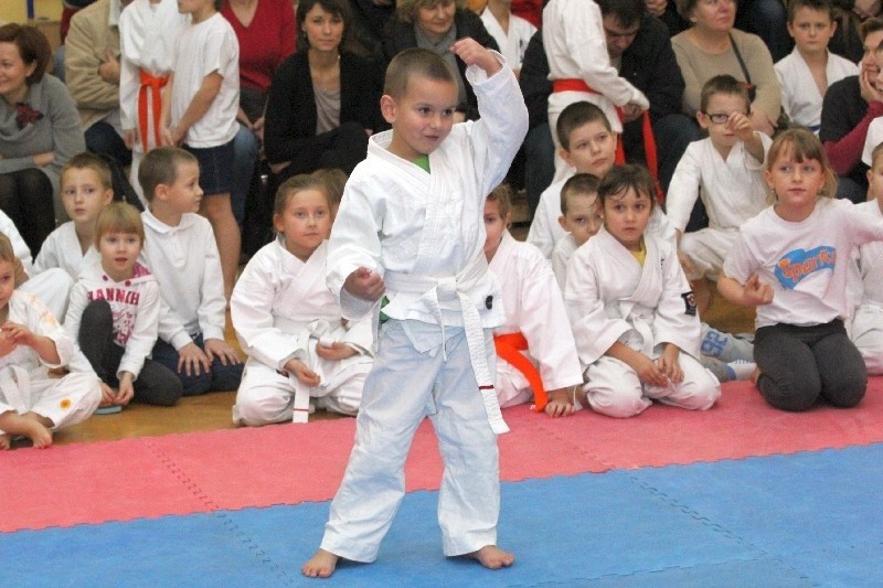 Dzieci rozpoczynają treningi karate bardzo wcześnie.