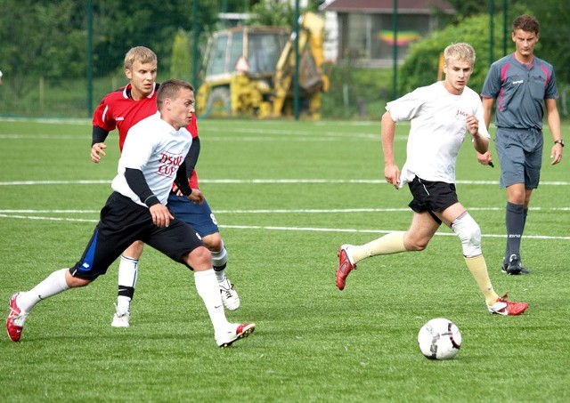 Michał Pokora (z lewej) strzelił jedynego gola dla Startu