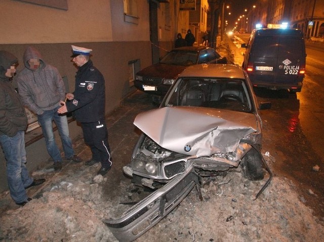 Na miejscu wypadku. Zderzyły się mazda i BMW.