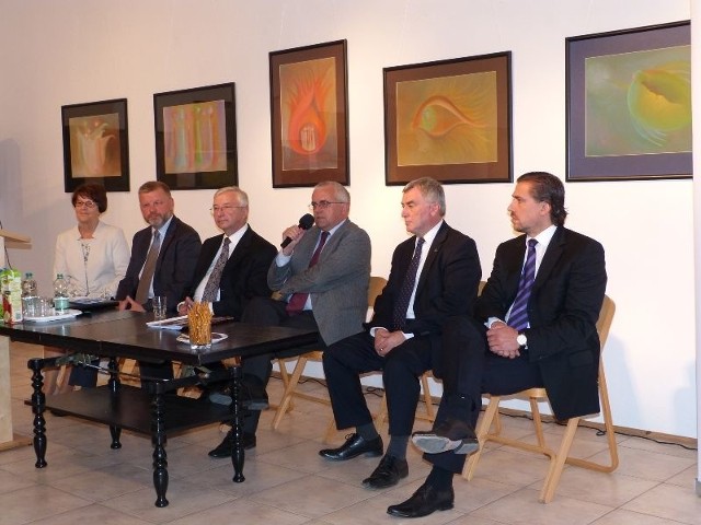 Adamowi Lipińskiemu towarzyszyli świętokrzyscy posłowie. Od lewej Maria Zuba, Jarosław Rusiecki, Krzysztof Lipiec, Adam Lipiński, Andrzej Bętkowski i Tomasz Kaczmarek.