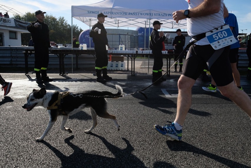 Strażacy i policjanci ścigają się na Torze Poznań w...