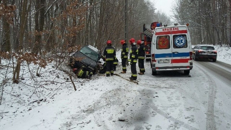 BMW jechało za szybko ul. Łagiewnicką, uderzyło w latarnię i wylądowało w rowie! [ZDJĘCIA]