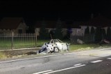 Śmiertelny wypadek w Wólce pod Poddębicami. Mężczyzna zginął w płonącym samochodzie [ZDJĘCIA+FILM]