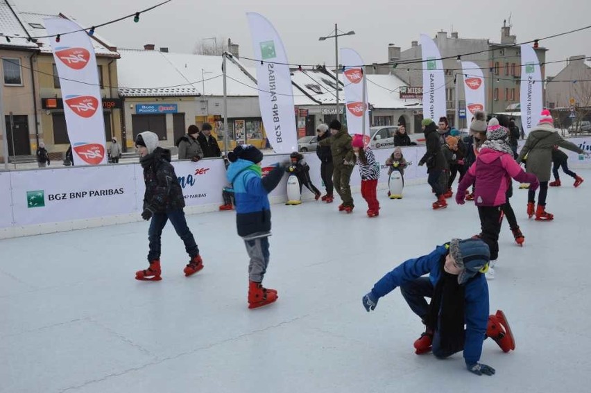 Tłumy ludzi na sztucznym lodowisku w Starachowicach 