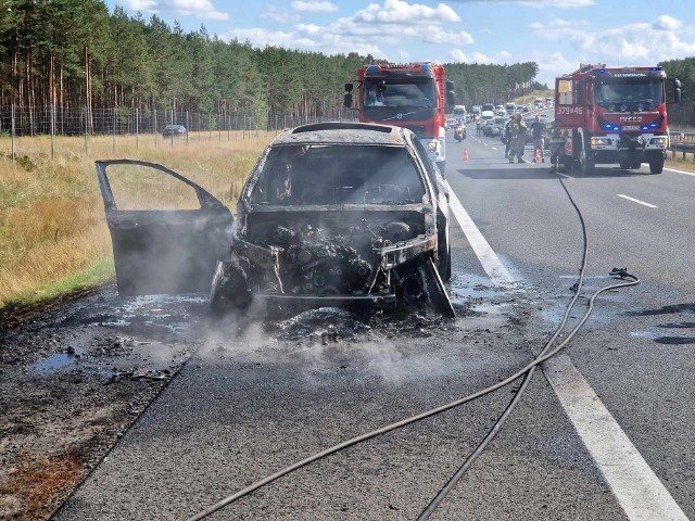 Samochód osobowy doszczętnie spłonął. Na szczęście skończyło się tylko na stratach materialnych, w pożarze nikt bowiem nie ucierpiał.