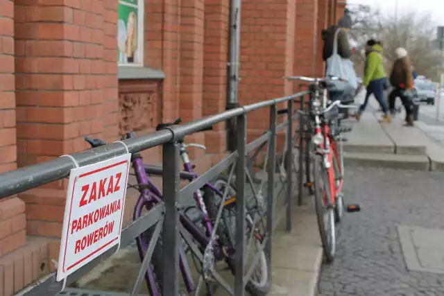 Mimo zakazów niektórzy rowerzyści nadal opierają swoje pojazdy o barierki. Wiosną duża część z nich będzie miała kłopot, bo miejsc na rowerowym parkingu przy dworcu jest zbyt mało.