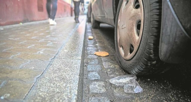 Na chodnikach i miejscach parkingowych zalegają śmieci i naniesione przez auta zanieczyszczenia