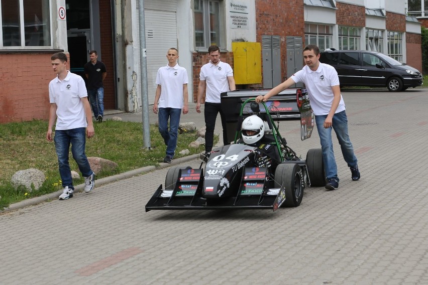 Nowy bolid studentów PB gotowy do udziału w wyścigach (zdjęcia)