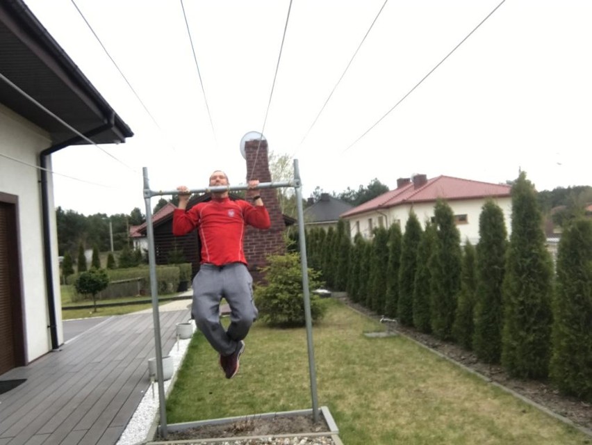 Rafał Rosolski podczas treningu w domu