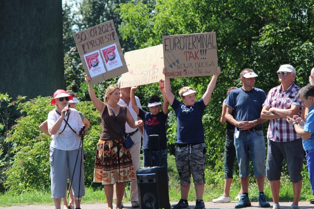 Mieszkańcy dąbrowskich Strzemieszyc oraz Sławkowa w piątek 30 lipca blokowali przejazd ulicami Strzemieszycką i RudnąZobacz kolejne zdjęcia/plansze. Przesuwaj zdjęcia w prawo - naciśnij strzałkę lub przycisk NASTĘPNE