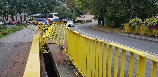 Sprawca zmasakrował barierki na moście nad Paklicą. Był pijany.