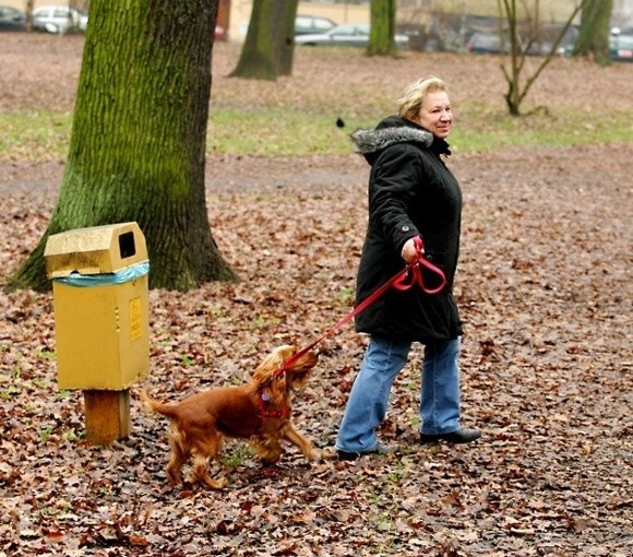 Bożena Kupaj, opiekunka Luny, uważa, że w mieście jest za mało pojemników na psie odchody. Dlatego też właściciele zwierząt po nich nie sprzątają. &#8211; Zaobserwowałam również, że o czystość bardziej dbają właściciele małych zwierząt &#8211; mówi szczecinianka.