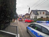 Wypadek w Chróścicach w gminie Dobrzeń Wielki. Nie żyje kierowca volkswagena, który uderzył w ogrodzenie