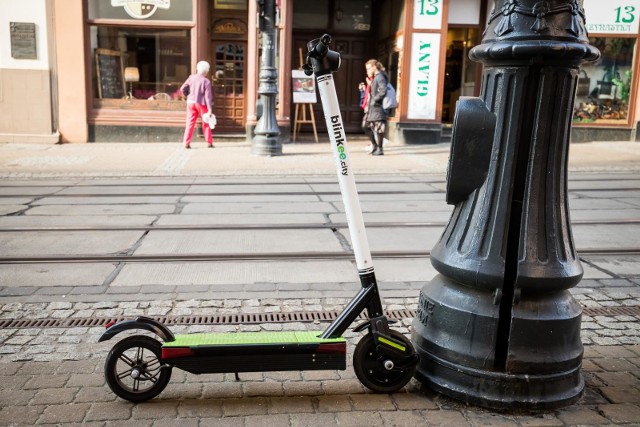 Ostatnimi czasy elektryczne hulajnogi to bardzo popularny środek transportu wśród młodzieży i nie tylko. Niestety, też coraz częściej dochodzi z ich udziałem do kolizji, a często są także poważnym utrudnieniem dla pieszych.  Rząd właśnie zaakceptował nowe przepisy dotyczące statusu prawnego hulajnóg elektrycznych. CO SIĘ ZMIENI? JAKIE BĘDĄ KARY? KLIKNIJ DALEJ