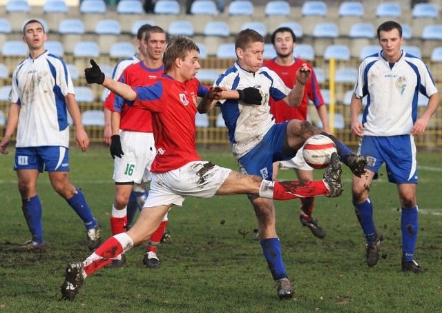 Na pierwszym planie (w czerwonym stroju) Bartosz Bukowski, młody gracz gryfitów, z lewej Daniel Wiśniewski, po prawej Michał Szałek.