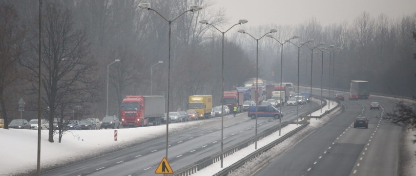 Wypadek w Świętochłowicach. Ciężarówka ze złomem wywróciła...