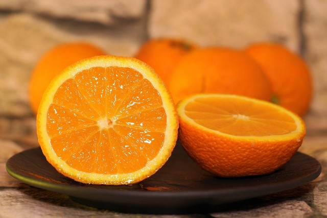 Słodkie i soczyste pomarańcze wszystkim kojarzą się z Bożym Narodzeniem. Sprawdź, jak łatwo i szybko obrać owoc ze skórki i delektować się jego smakiem.