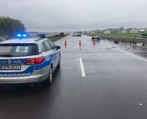 Kossaki Borowe. Wypadek na drodze ekspresowej S8. Mercedes zderzył się z dodgem. Trzy osoby poszkodowane [ZDJĘCIA]