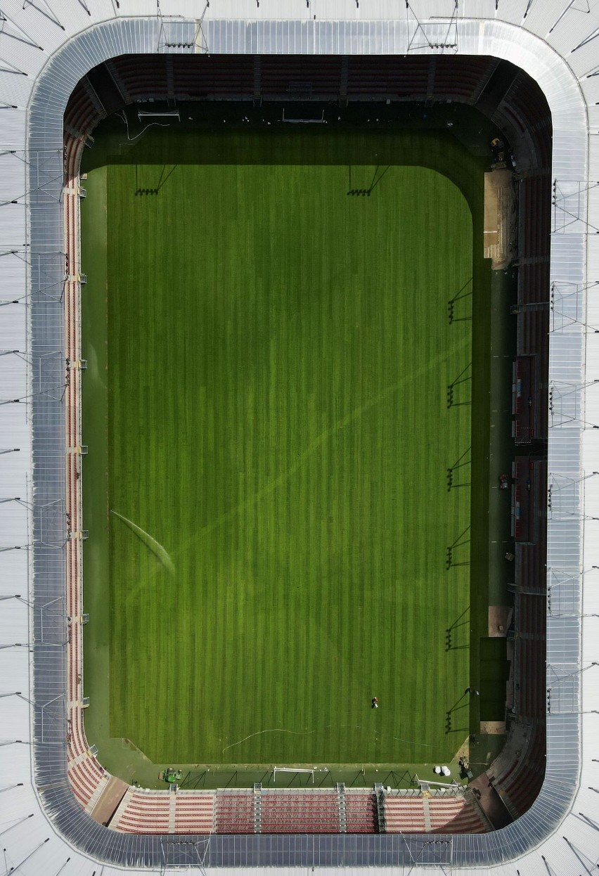 Stadion Widzewa już z nową murawą. Trawa taka jak na PGE Narodowym. Zdjęcia