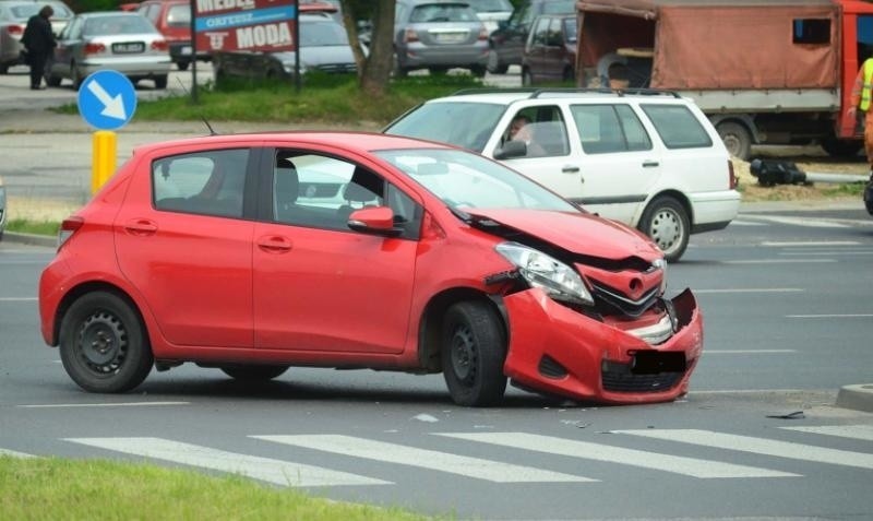 Kolizja na Czechowie. Zderzenie toyoty z chevroletem (ZDJĘCIA)